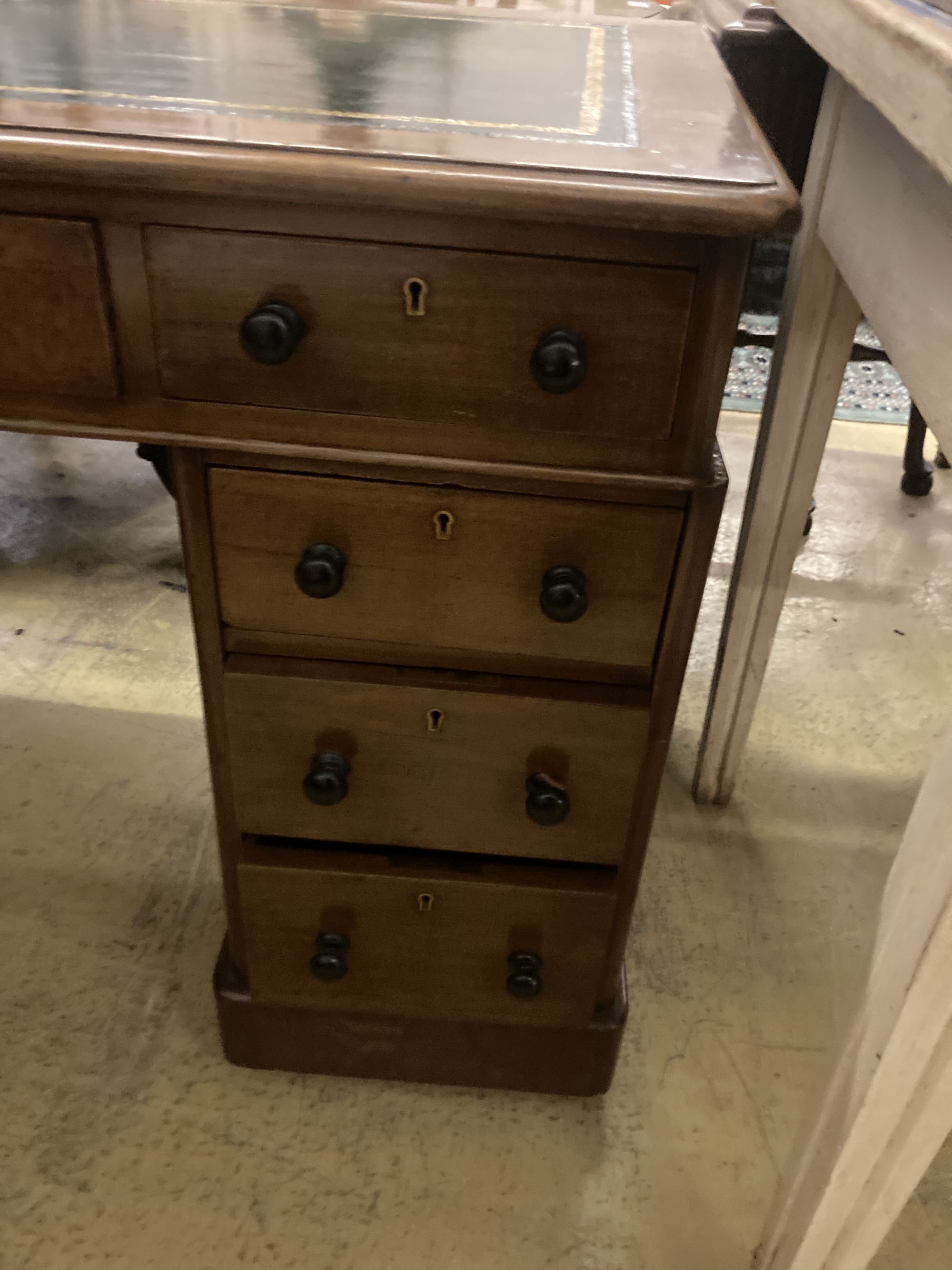 A Victorian mahogany pedestal desk, width 118cm depth 60cm height 74cm